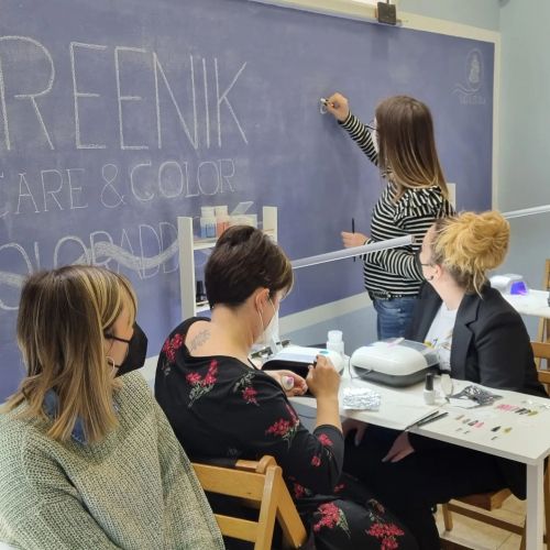 Demostración para profesionales de productos de uñas