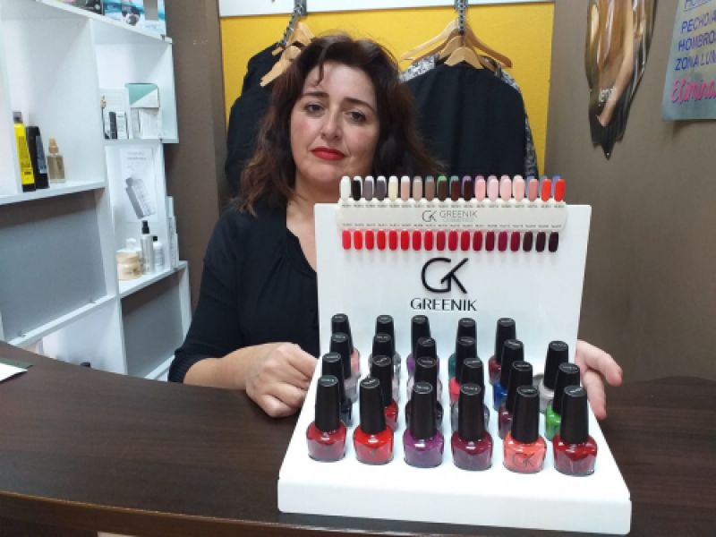 Clienta profesional mostrando alguno de los productos que Todo Estética comercializa