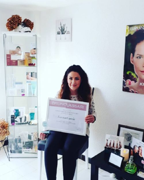 Profesional mostrando un título una vez finalizado el curso