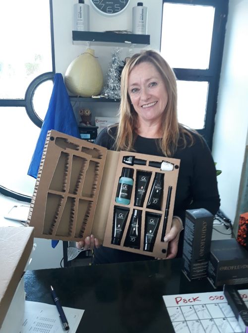 Cliente profesional mostrando un box de productos de estética