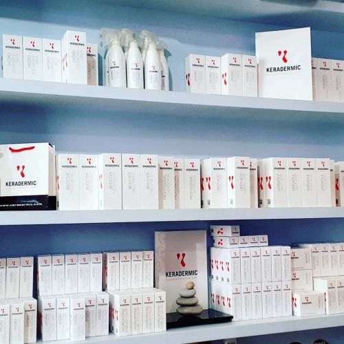 estantería con productos de estética que Todo Estética Ofrece